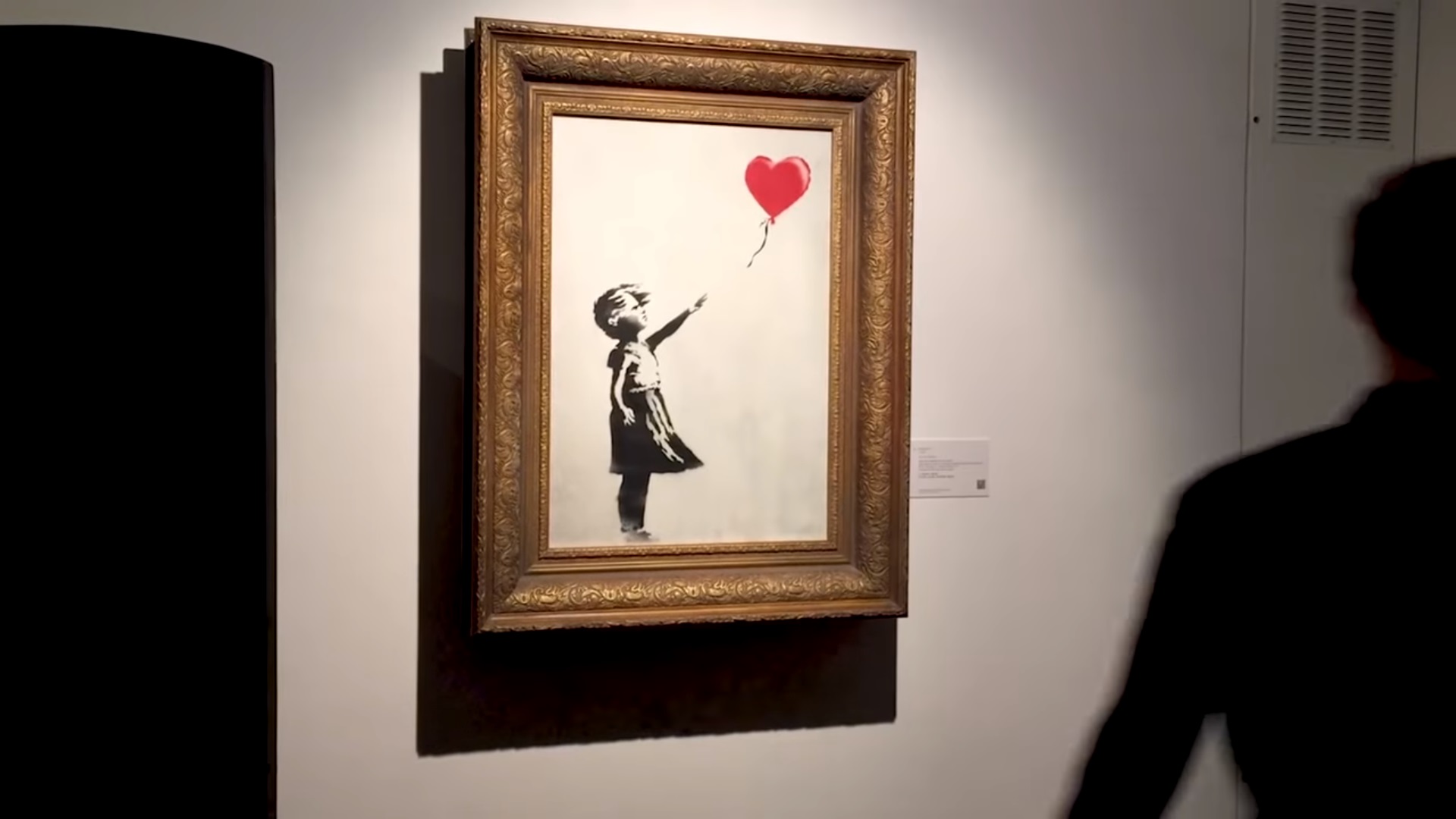 Бэнкси девочка с воздушным. Бэнкси художник картина самоуничтожилась. Бэнкси картина шредер. Картина Бэнкси девочка с воздушным шаром. Картины Бэнкси «девочка с красным шаром».
