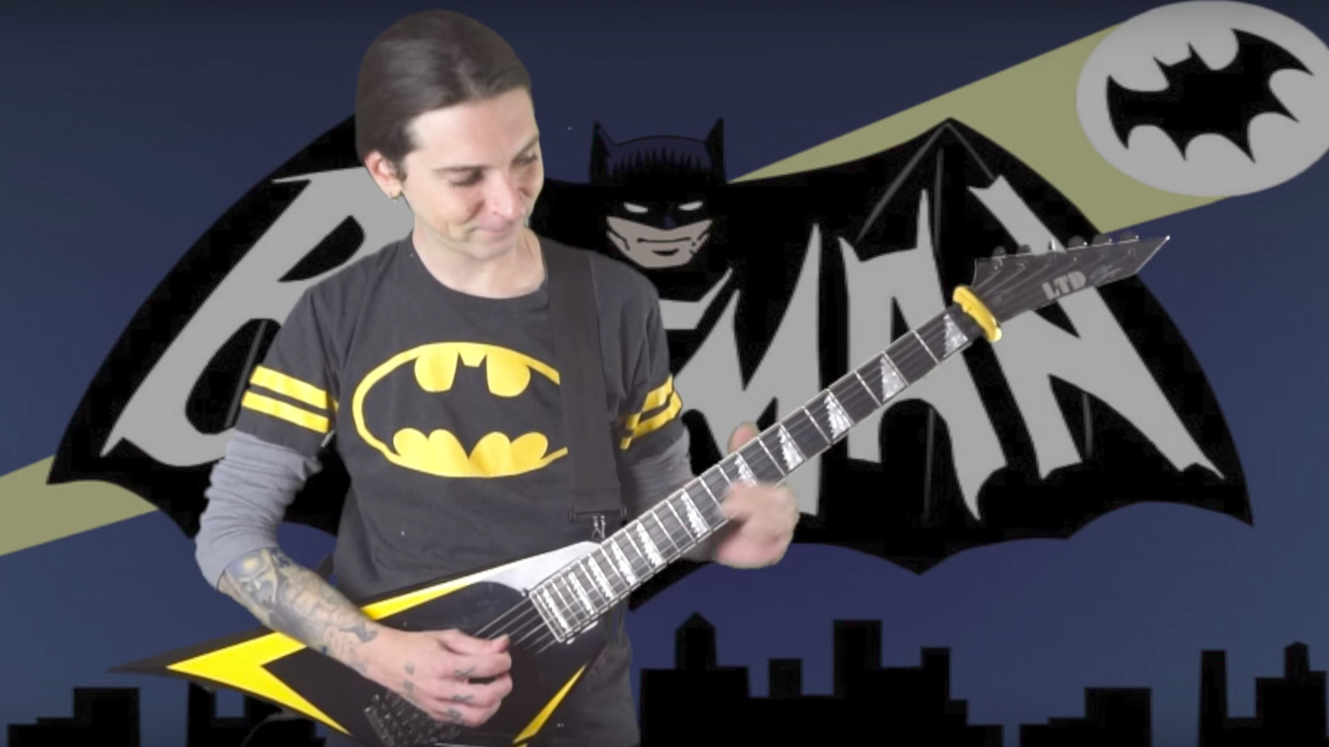 Песня бэтмен купание обезьяны. Бэтмен с гитарой. Бэтмен метал клип. Песня Бэтмен.